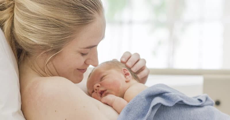 Mulher com o seu bebé após o parto