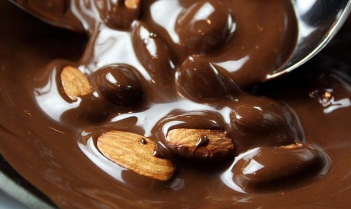 Amêndoas da Páscoa caseira envolvidas em chocolate
