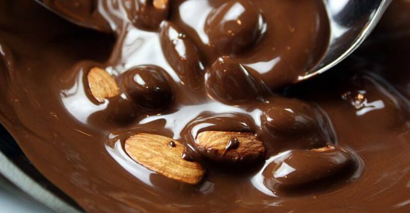 Amêndoas da Páscoa caseira envolvidas em chocolate