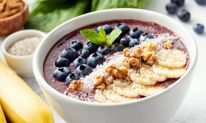Bowl de mirtilos e banana pronto a comer