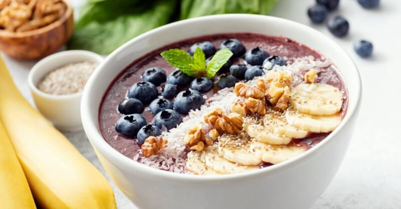 Bowl de mirtilos e banana pronto a comer