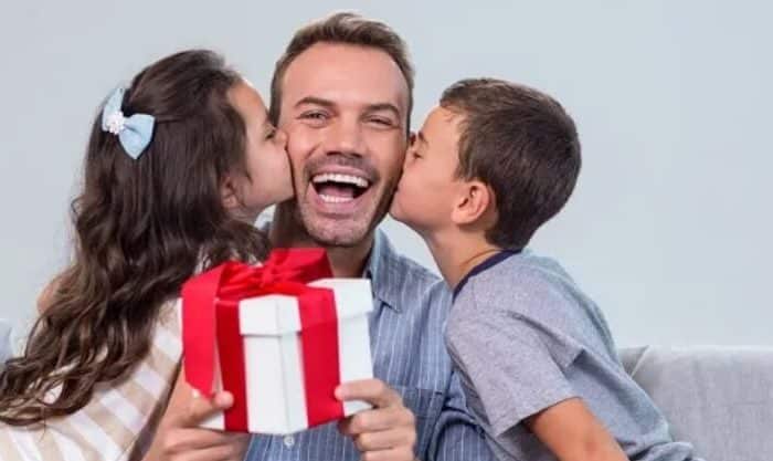 Filhos surpreendem pai com prenda do Dia do Pai
