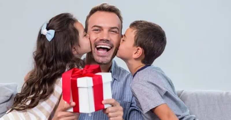 Filhos surpreendem pai com prenda do Dia do Pai