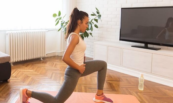 Mulher a fazer exercício físico em casa