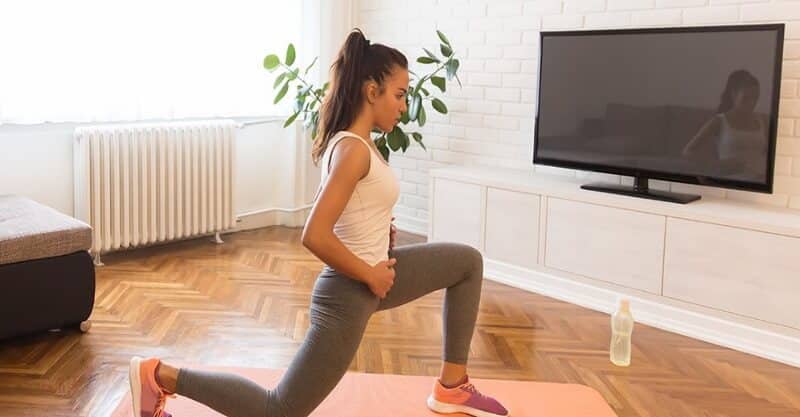 Mulher a fazer exercício físico em casa