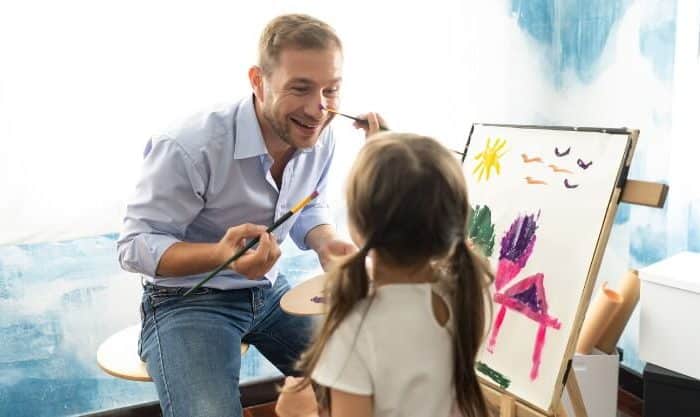 Pai a fazer pinturas com a filha