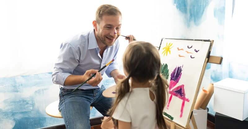 Pai a fazer pinturas com a filha