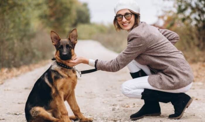 Mulhher passeando o seu cão