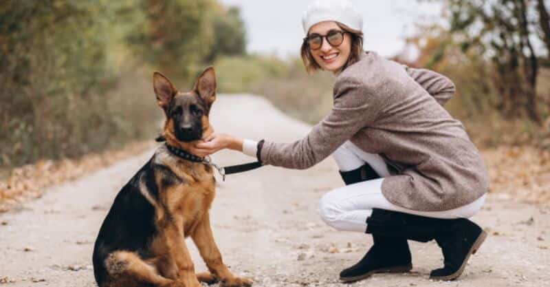 Mulhher passeando o seu cão