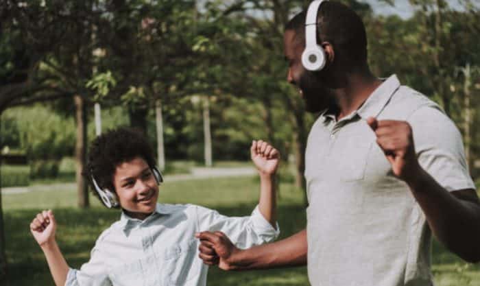 Pai e filho a ouvirem músicas no Dia do Pai