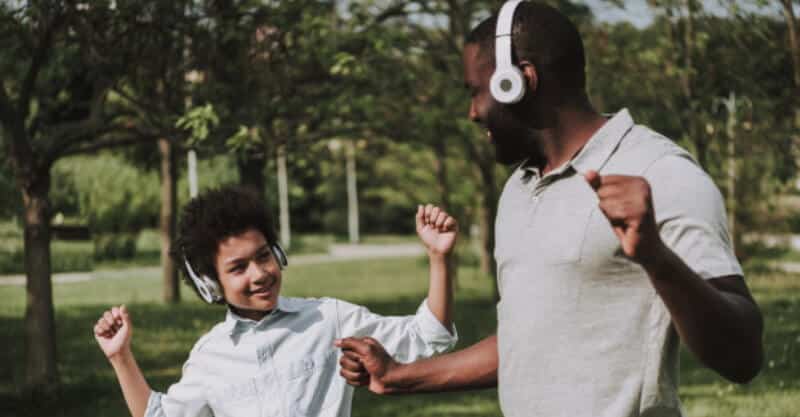 Pai e filho a ouvirem músicas no Dia do Pai