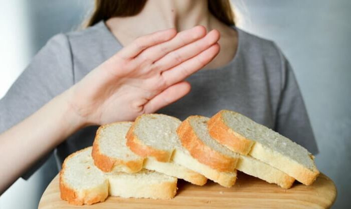 Mulher recusa a comer pão branco