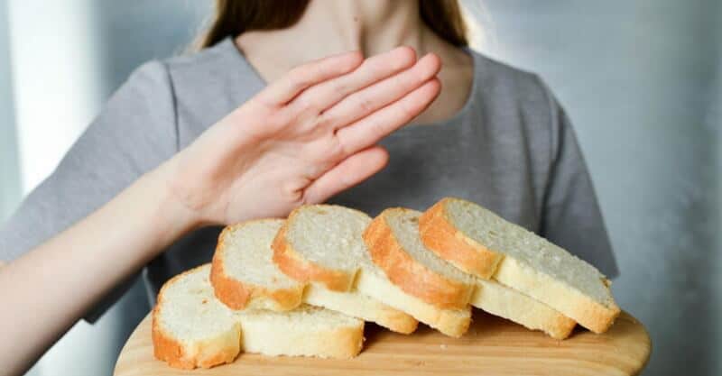 Mulher recusa a comer pão branco