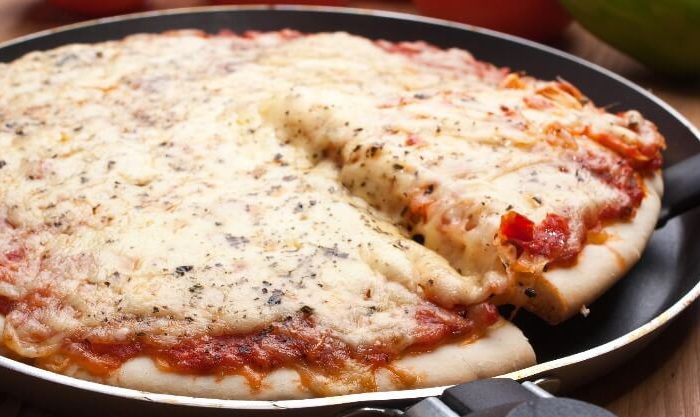 Pizza feita na frigideira