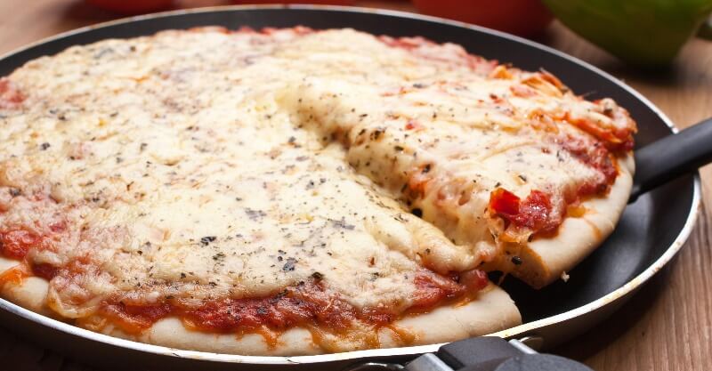 Pizza feita na frigideira