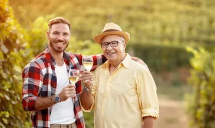 Pai e filho com um copo de vinho no Dia do Pai
