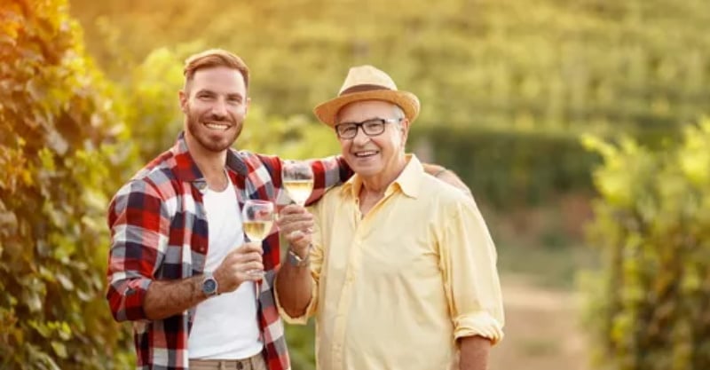 Pai e filho com um copo de vinho no Dia do Pai