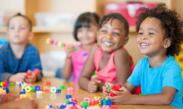 Crianças felizes a brincar com brinquedos