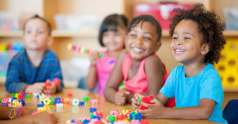 Crianças felizes a brincar com brinquedos