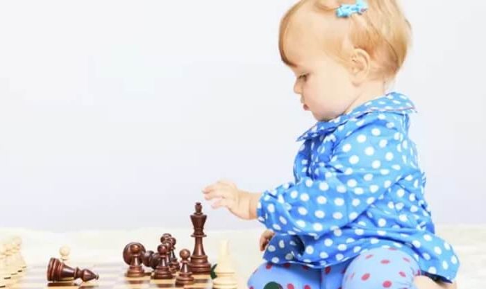 Menina a jogar xadrez