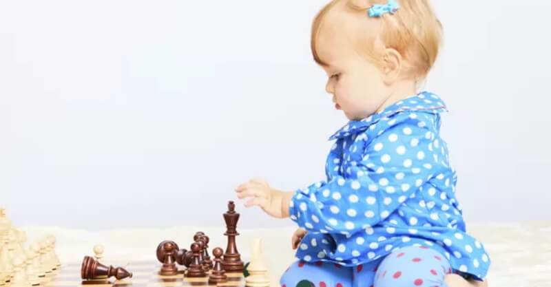 Menina a jogar xadrez