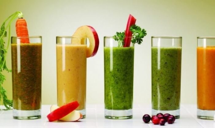 Variedade de sumos e batidos feitos com legumes e frutas