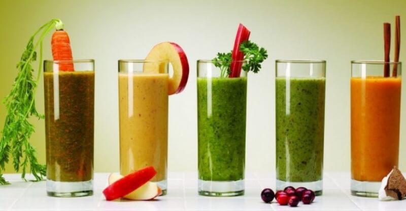 Variedade de sumos e batidos feitos com legumes e frutas