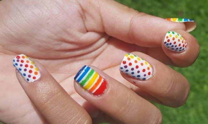 unhas arco-íris