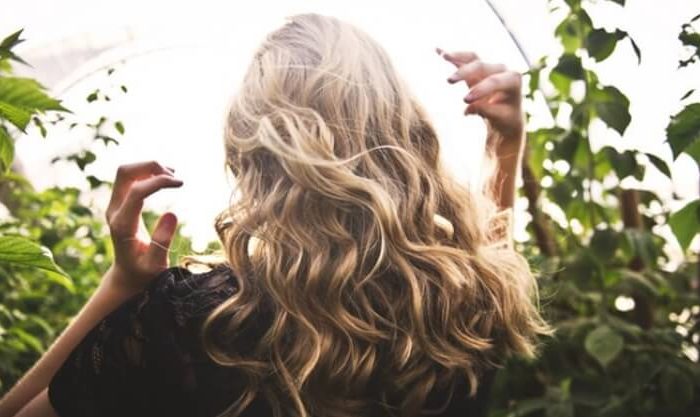 Cabelo exibido por uma mulher