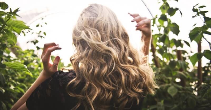 Cabelo exibido por uma mulher