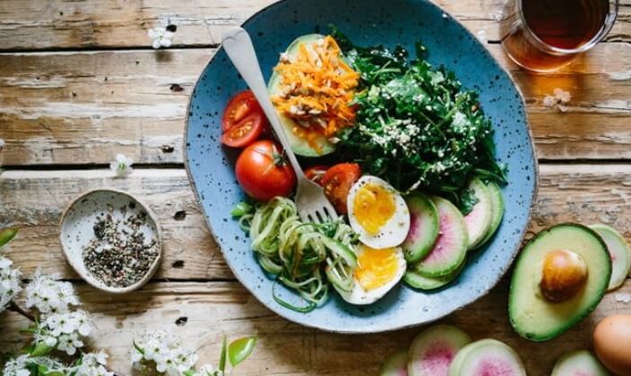Prato com alimentos variados para uma dieta com sucesso