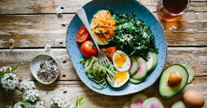 Prato com alimentos variados para uma dieta com sucesso