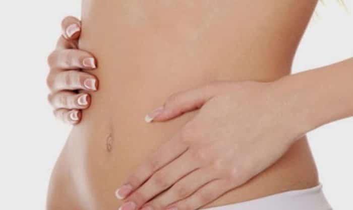 Mulher a mexer na barriga por causa dos intestinos