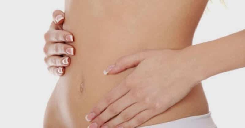 Mulher a mexer na barriga por causa dos intestinos