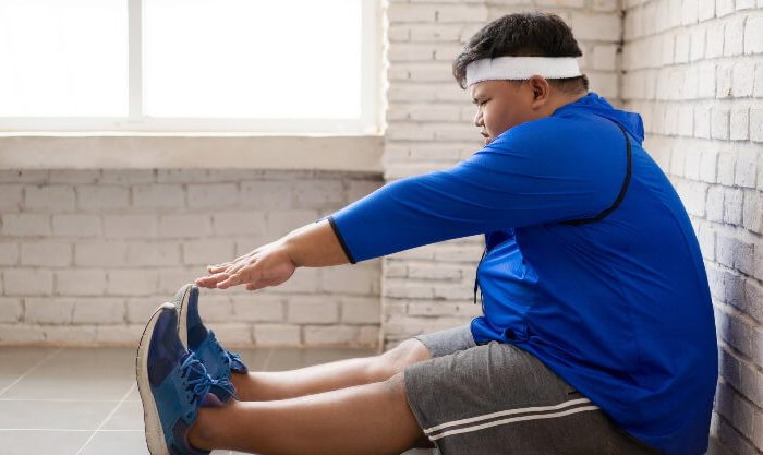 Criança obesa a fazer exercício
