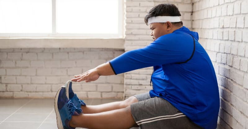 Criança obesa a fazer exercício