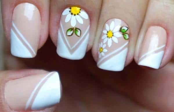 unhas com flores coloridas