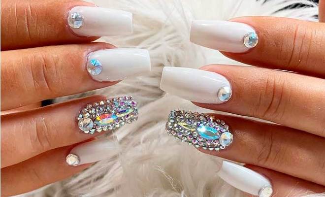 unhas decoradas com pedrarias