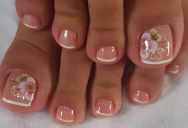 unhas dos pes decoradas com esmaltes claros