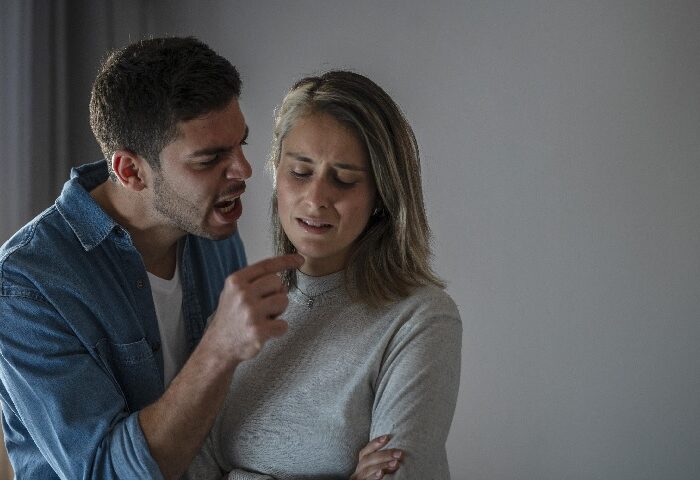 sinais que alertam para relacionamentos abusivos