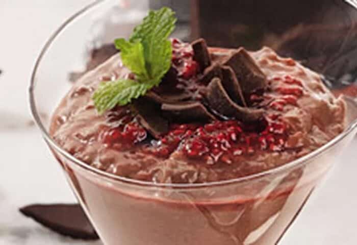 mousse de chocolate com calda de framboesa